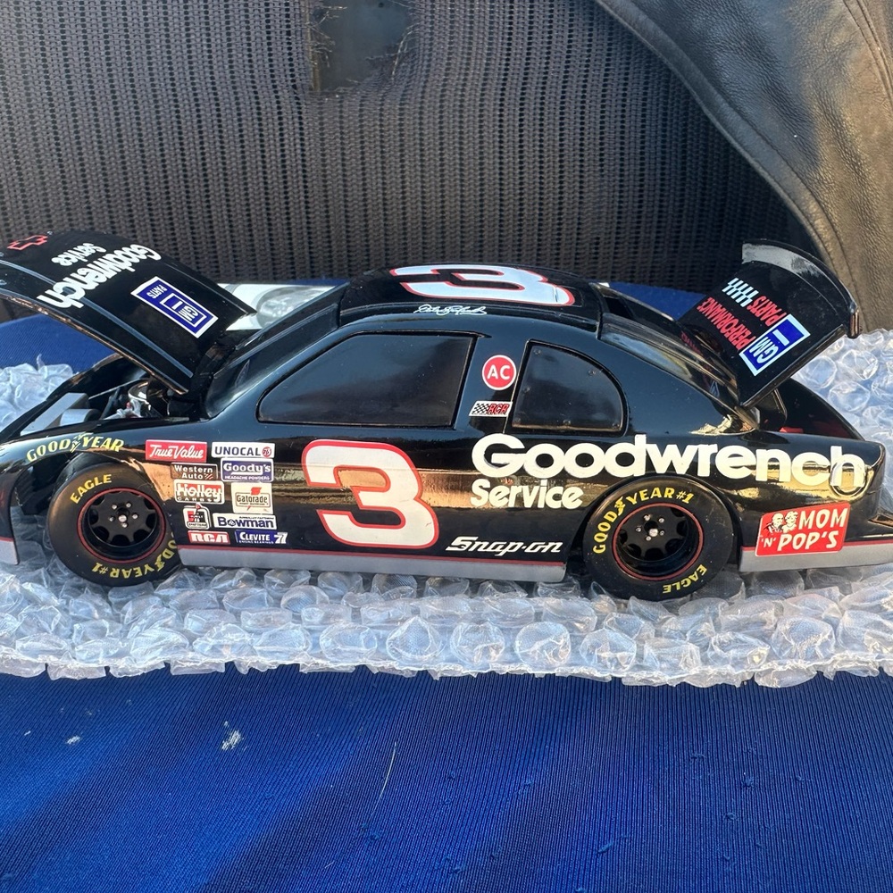 Dale Earnhardt 1997 Monte Carlo Bank Goodwrench Plus 1/24 Limited Edition
